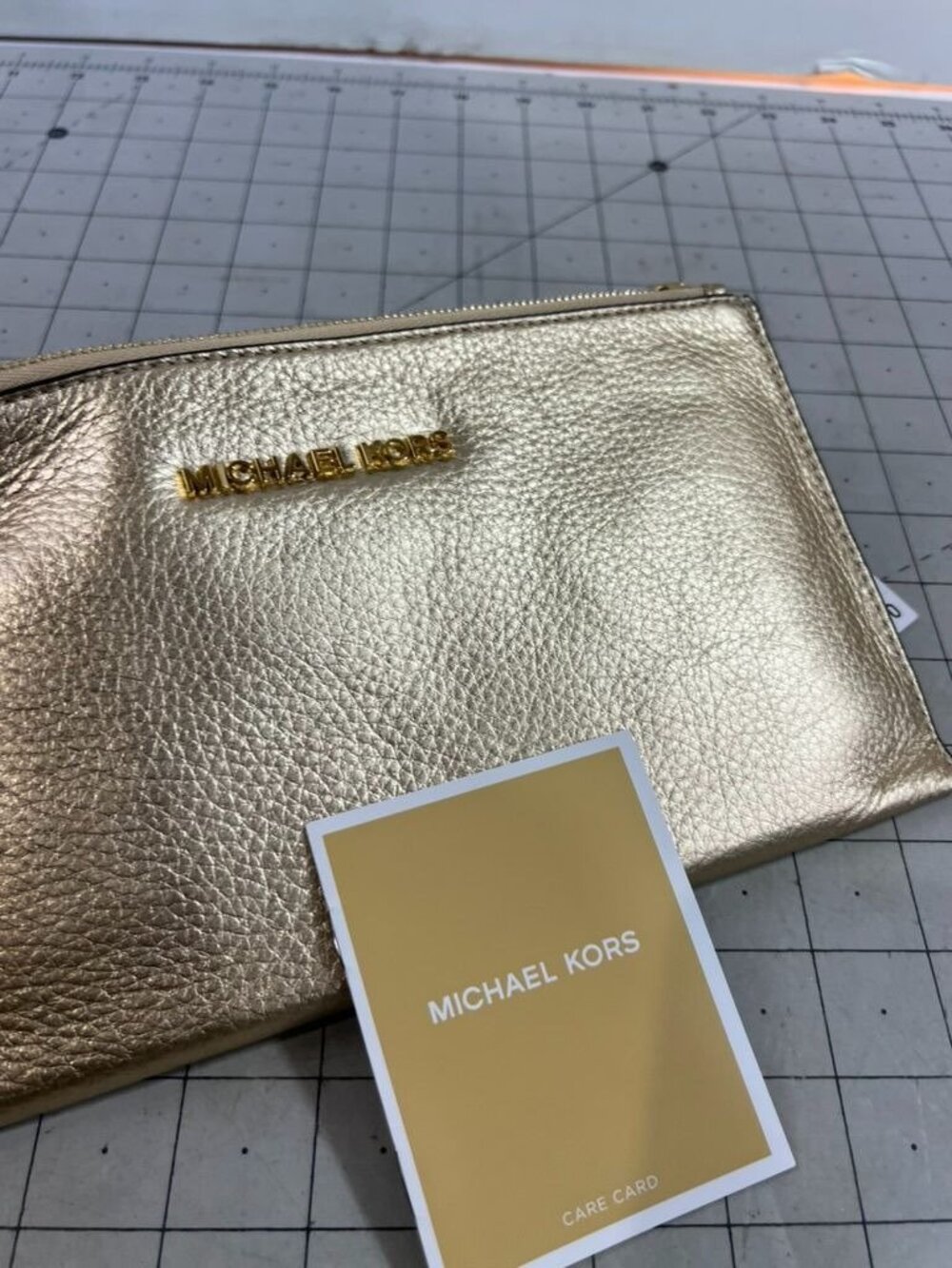 Michael Kors Bedford Large Pale Gold Zip Clutch New w/Tags - Picture 4 of 6